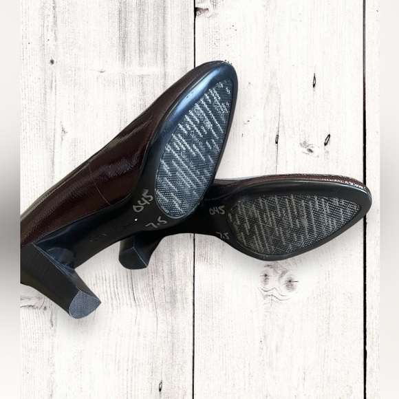 Calvin Klein Renni Snakeskin Burgundy Pump Heels Almond Round Toe Size 7.5 - Picture 8 of 8